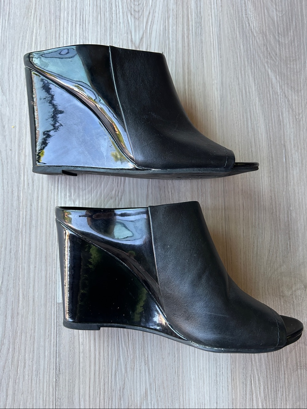 Kenneth Cole Reaction Edge Hill Patent Leather Wedge 7.5 Black Open-Toe Mules